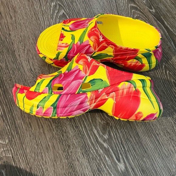 Balenciaga flower crocs size 9 used but in great condition - Picture 3 of 8